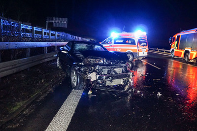 Kirchheim: Zwei Verkehrsunfaelle auf der A8 zur gleichen Zeit auf Grund von starkem Regen und Aquaplaning - eine Person leicht verletzt